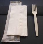 Kit forchetta robusta compostabile, salvietta e imballo biodegradabile confezione da 50 pz Kit forchetta robusta compostabile, salvietta e imballo biodegradabile confezione da 50 pz